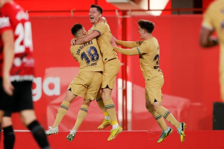 Robert Lewandowski (i midten) feirer med Jordi Alba etter å ha scoret det eneste målet i 1-0-seieren på Mallorca.