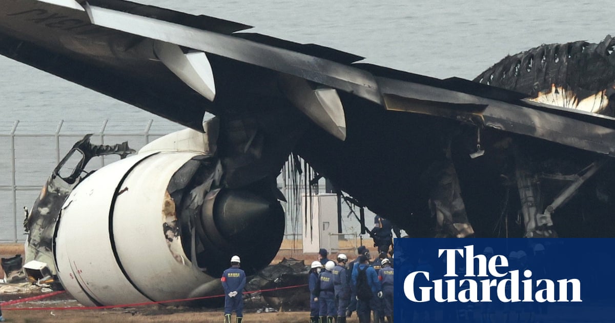 Стюардесите се нуждаеха от разрешение от пилотската кабина за да