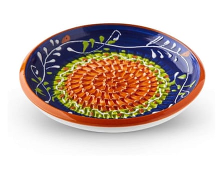 A colourful garlic plate