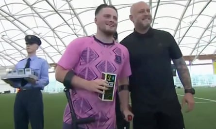 Rhyce Ramsden dari tim sepak bola amputasi Everton dengan man of the match torphy setelah final amputasi di final FA Disability Cup yang dimenangkan Everton 4-2 di St Georges Park.