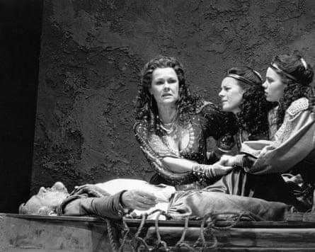 Judi Dench as Cleopatra and Anthony Hopkins as Mark Antony in Peter Hall’s 1987 staging at the National.