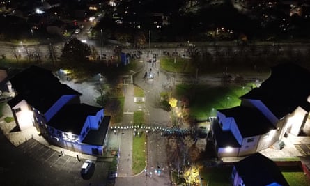 Des agents de la police écossaise faisaient la queue dans le quartier de Niddrie à Édimbourg, où environ 100 jeunes se sont affrontés avec la police anti-émeute