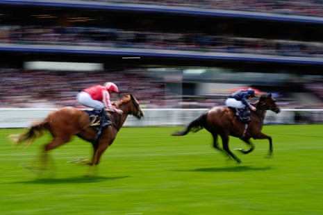 Ο Ryan Moore οδηγεί το Victorious για τη νίκη στο Queen Mary Stakes στο Royal Ascot.