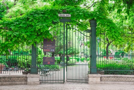 Karolyi-kert garden gates.