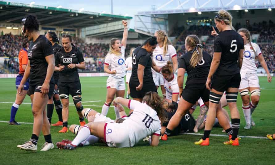 Lark Davies scores a try in England’s convincing victory