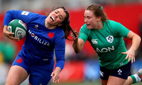 L'ailier français Cyril Panet (à gauche) se fait tirer les cheveux par l'arrière irlandais Mippe Daley.