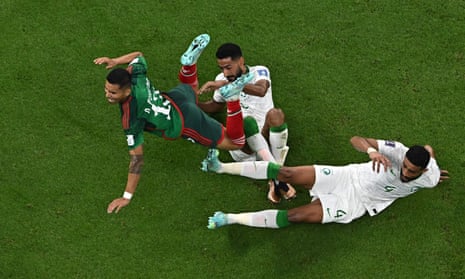 Saudi Arabia v Mexico: World Cup 2022 – live | World Cup 2022 7 Mexico's Orbelin Pineda is tackled by Saudi Arabia's Ali Al-Hassan and Abdulelah Al-Amri.