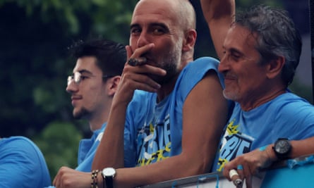 Guardiola merokok cerutu di bus parade