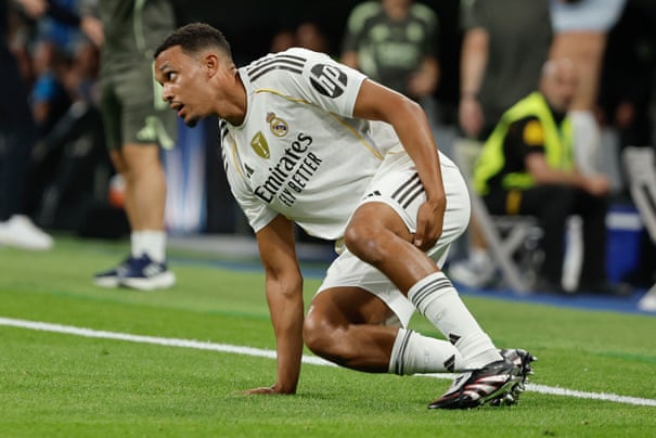 Jude Bellingham em campo com a camisa do Real Madrid.