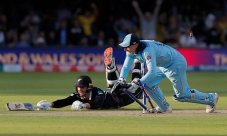 Jos Buttler batte il neozelandese Martin Guptill e vince la Coppa del Mondo 2019 per l'Inghilterra