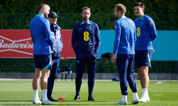 Gareth Southgate on the training ground with Eric Dyer, Harry Kane and Harry Maguire.