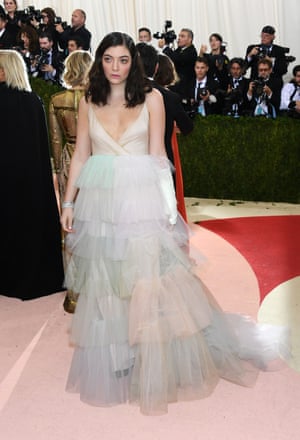 Lorde Your arm, love! What happened? Do we know? Or is it an arm-pact with Zayn? Is it code for a forthcoming stiff-arm based collaboration? Whatever, Lorde is brilliantly Lorde here. She looks like a grumpy teenage bridesmaid, who is totally furious with her mom for making her wear a stupid dress. Note the totally checked-out facial expression.