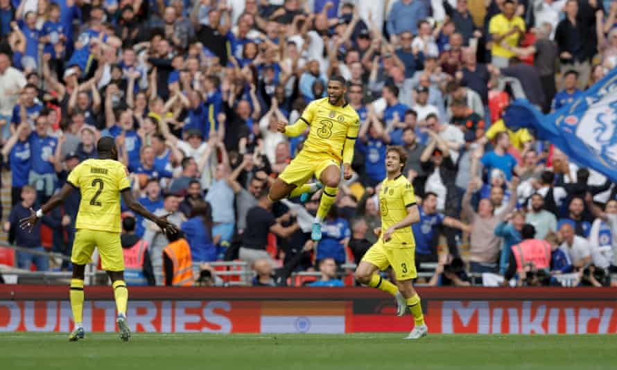 Loftus-Cheek celebrates with teammates.