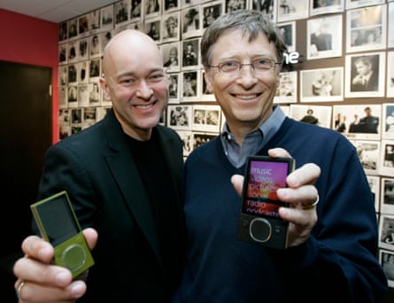 J Allard with Microsoft chairman Bill Gates in 2007.