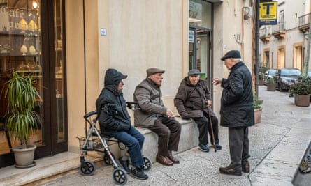 Pessoas locais se reúnem na rua em Castelvetrano