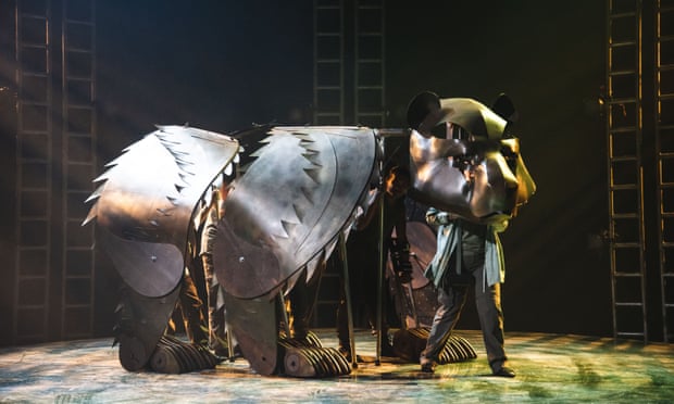 L'énorme ours, manœuvré par cinq marionnettistes, se tourne vers Héraclès pendant la pièce. Un moteur entraîne chacune des extrémités, tandis que le cinquième est dans la tête.