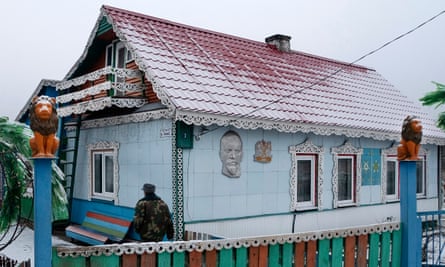 Der 65-jährige Siarhei Stasienok nähert sich seinem Haus in Kalinichy, das am Rande der Sperrzone von Tschernobyl liegt.