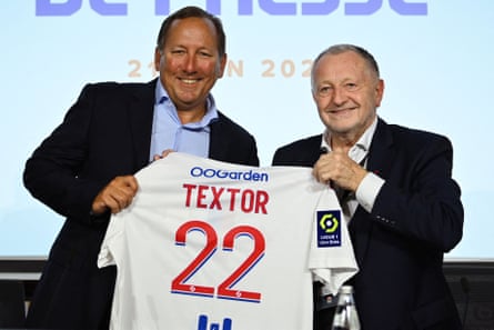 Den amerikanske forretningsmannen John Textor (til venstre) med Lyons president, Jean-Michel Aulas, etter å ha blitt enige om en avtale om å ta en majoritetsandel i klubben i juni.