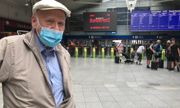 John Cullen cerca de los rieles de boletos en la estación Connolly en Dublín