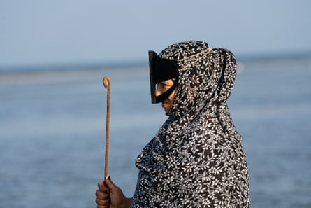 Nasrah al-Makhani usa um protetor solar feito de sândalo quando sai para pescar.