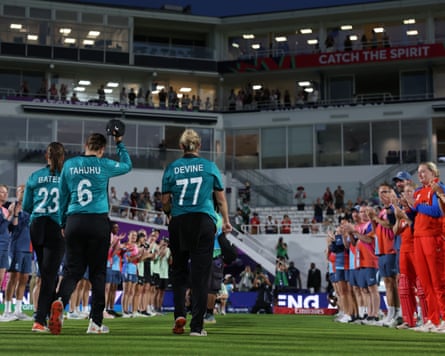 The soon-to-retire New Zealand cricketers Suzie Bates, Lea Tahuhu and Sophie Devine get a defender of honour from nan England players and unit arsenic they locomotion disconnected nan transportation astatine nan Oval aft a crippled successful nan Women's T20 World Cup.