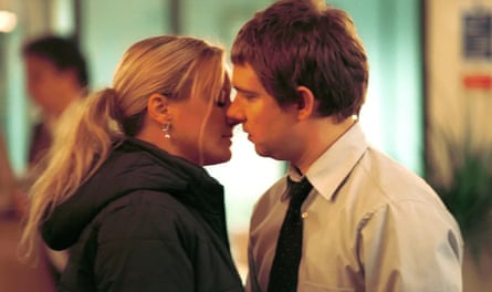 Tim and Dawn kissing in The Office UK.