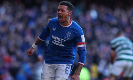 Ο αρχηγός της Ρέιντζερς Τζέιμς Ταβερνιέ πανηγύρισε αφού έκανε το 2-1 για τους γηπεδούχους με πέναλτι.