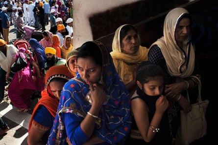 A group of women waiting to get inside the canteen where there will celebrate the Nagar Kirtan, one of the most important religious festivals for Sikh people.