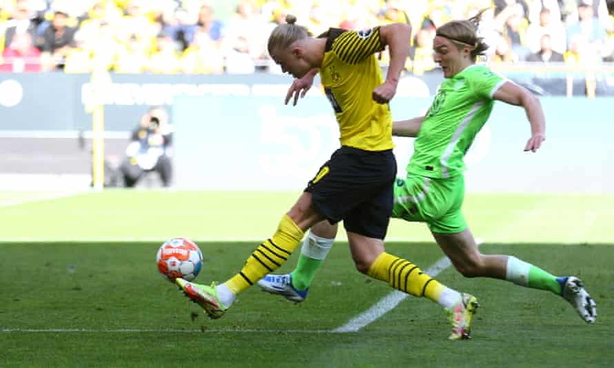 Dortmundo žaidėjas Erlingas Haalandas įmuš šeštą įvartį prieš „Wolfsburg“.