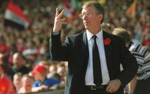 Alex Ferguson señala a sus jugadores durante la final de la Copa FA en 1999.