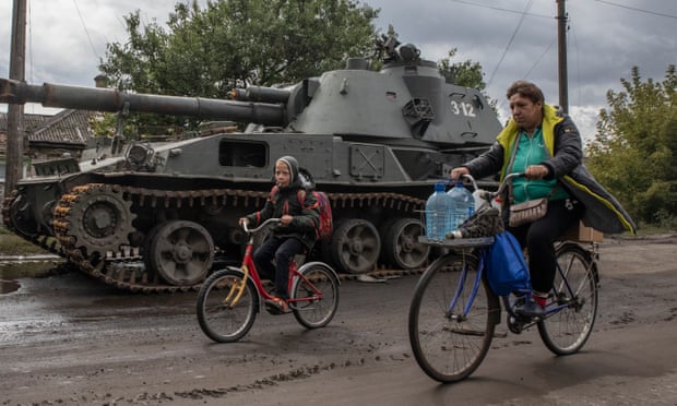 An allegedly Russian tank in the street of the city Izium, September 2022