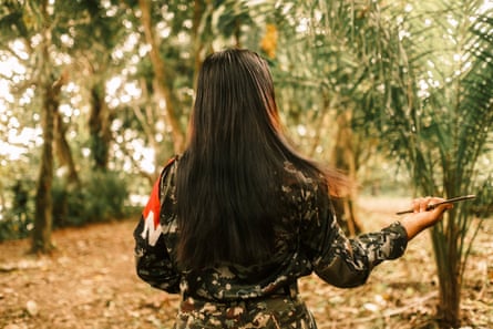 A fighter with her back to the camera combing her hair