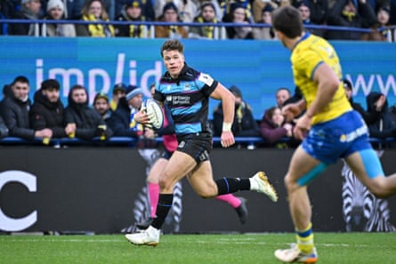 Huw Jones scores Glasgow’s first try at Clermont Auvergne.