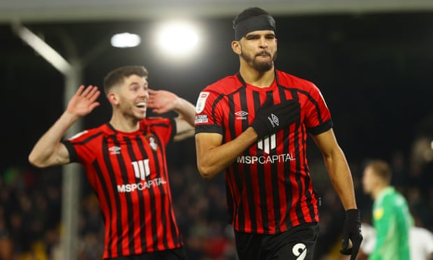 Dominic Solanke célèbre avec Ryan Christie derrière lui après avoir marqué le but de Bournemouth à Fulham qui semble être derrière la tendance.