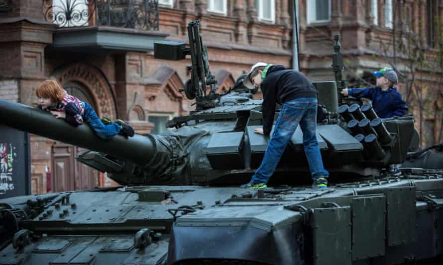 Los niños aprovechan la oportunidad de examinar las armas militares rusas en las calles de Samara antes del desfile del Día de la Victoria
