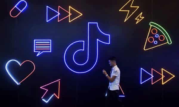 Trump To Ban Us Downloads Of Tiktok And Wechat Technology The Guardian
