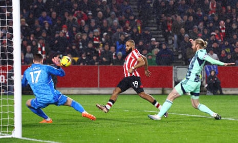 Bryan Mbeumo of Brentford shoots wide.