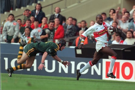 Martin Offiah races away from Steve Menzies during the World Cup final between England and Australia at Wembley in 1995.