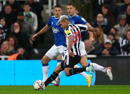 Bruno Guimarães on the ball for Newcastle against Everton