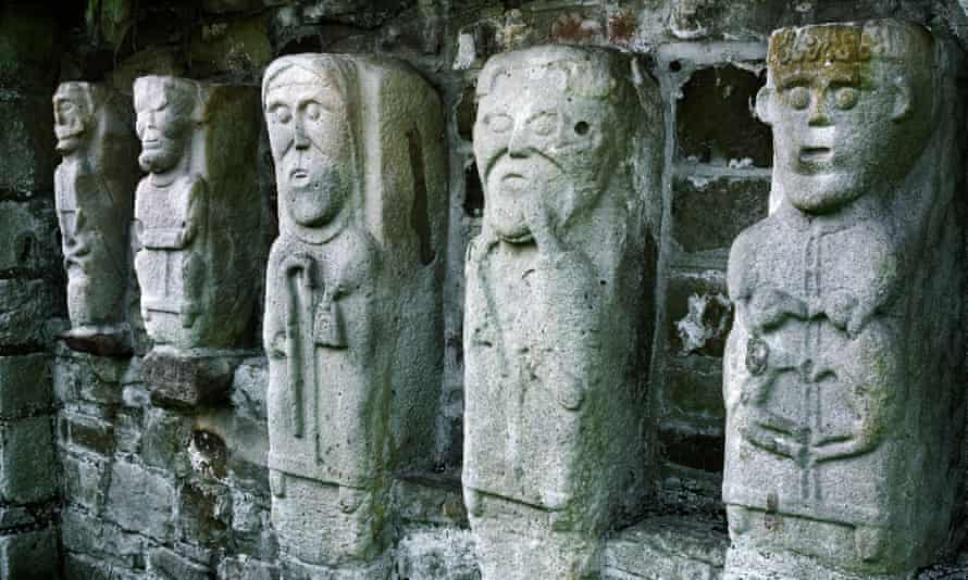 Figuras talladas en White Island en Lower Lough Erne.