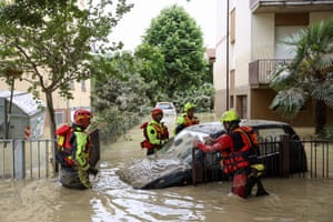 Bombeiros contornam carro alagado em Faenza