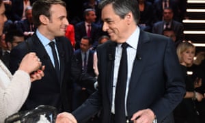 Emmanuel Macron与竞争对手FrançoisFillon握手