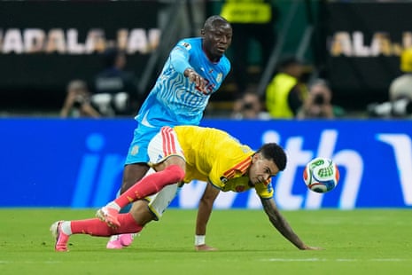 Edo Kayembe battles for the ball with Luis Diaz