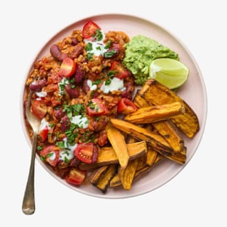 Mindful Chef Vegan Sunflower Mince Chilli with Sweet Potato Wedges, Guacamole & Coconut Yoghurt