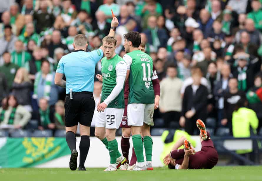 審判ジョンペイトンは、ハイバーニアンのジョーニューウェルのレッドカードを示しています。