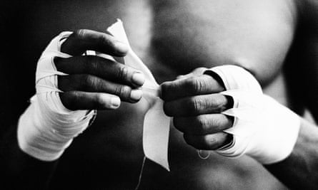 Le boxeur Sylvester Mittee bande ses mains avant une séance d'entraînement au gymnase de Frank Warren à King's Cross, Londres en 1984.