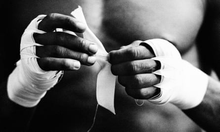Le boxeur Sylvester Mittee se tape les mains avant une séance d'entraînement au gymnase de Frank Warren à King's Cross, Londres, en 1984.