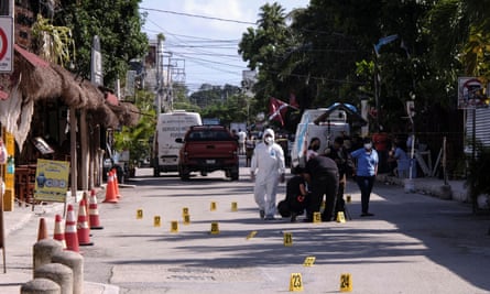 Investigators in Tulum collect information on a shooting that occurred at a restaurant, in which two foreign tourists died.