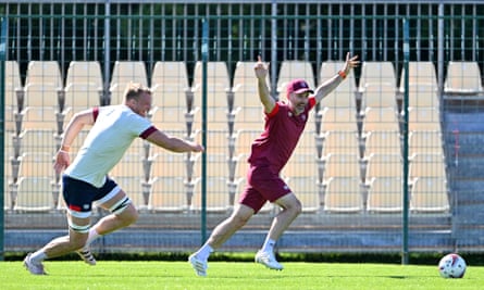 Aled Walters bermain sepak bola saat latihan