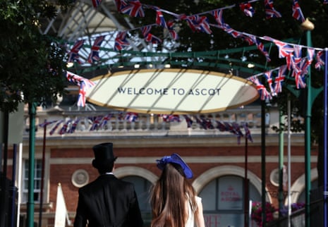 Two racegoers pictured arriving at Royal Ascot.